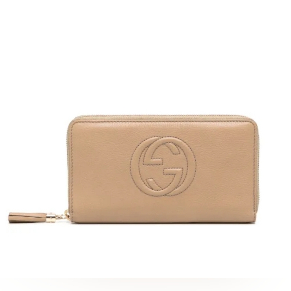 GUCCI Soho Pebbled Calfskin Leather Zip Around Wallet Camelia
